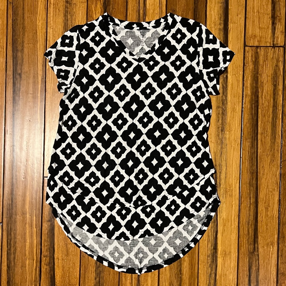 Latched Mama Printed V-Neck Nursing Tee 2.0 - Large / Monochrome Mod